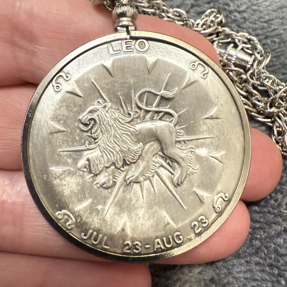 Lovely! Vintage Lion Leo Zodiac Pendant Necklace Silver Tone Medallion 24" Chain